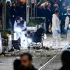 Cảnh sát Thổ Nhĩ Kỳ điều tra tại hiện trường vụ nổ ở khu phố đi bộ Istiklal của Istanbul, ngày 13/11/2022. Ảnh: AFP/TTXVN