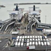 Xe tải chờ nhận hàng hóa tại cảng biển Dover, miền Nam Anh. (Ảnh: AFP/TTXVN)