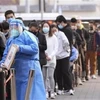 Người dân xếp hàng chờ xét nghiệm COVID-19 tại Bắc Kinh (Trung Quốc), ngày 10/11/2022. (Ảnh: Kyodo/TTXVN)