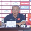 Huấn luyện viên Park Hang-seo trả lời câu hỏi của phóng viên tại họp báo. (Ảnh: Minh Quyết/TTXVN)