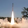 Phóng thử thành công tên lửa đạn đạo tầm trung Agni-IV từ đảo Wheeler, ngoài khơi bang Orissa (Ấn Độ). (Ảnh: AFP/TTXVN)