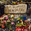 Người dân tưởng nhớ các nạn nhân trong loạt vụ đánh bom liều chết ở thủ đô Brussels của Bỉ, hồi tháng 3/2016. (Nguồn: France 24)