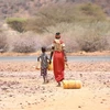 Người dân tại khu vực bị ảnh hưởng bởi hạn hán ở thị trấn Laisamis, Marsabit (Kenya), ngày 26/8/2022. (Ảnh: THX/TTXVN)