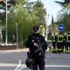 Cảnh sát phong tỏa khu vực xung quanh Đại sứ quán Ukraine tại Madrid (Tây Ban Nha), sau vụ bom thư phát nổ ngày 30/11/2022. (Ảnh: AFP/TTXVN)