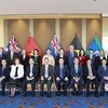 Chủ tịch Quốc hội Vương Đình Huệ chụp ảnh lưu niệm với đại biểu tại Diễn đàn hợp tác giáo dục Việt Nam-Australia, sáng 2/12/2022. (Ảnh: Doãn Tấn/TTXVN)