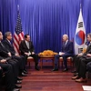Tổng thống Hàn Quốc Yoon Suk-yeol (giữa, trái) và Tổng thống Mỹ Joe Biden (giữa, phải) tại cuộc gặp bên lề Hội nghị Cấp cao ASEAN lần thứ 40, 41 và các hội nghị cấp cao liên quan, ở Phnom Penh (Campuchia), ngày 13/11/2022. (Ảnh: Yonhap/TTXVN)
