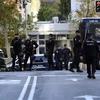 Cảnh sát Tây Ban Nha gác bên ngoài Đại sứ quán Mỹ ở Madrid, ngày 1/12/2022. (Ảnh: AFP/TTXVN)