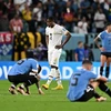 Nỗi buồn của các cầu thủ Uruguay sau khi phải dừng bước ở vòng bảng World Cup 2022. (Ảnh: AFP/TTXVN)