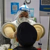 Nhân viên y tế lấy mẫu xét nghiệm COVID-19 cho người dân tại Thượng Hải (Trung Quốc), ngày 7/12/2022. (Ảnh: AFP/TTXVN)