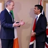 Thủ tướng Anh Rishi Sunak (phải) trong cuộc gặp người đồng cấp Micheál Martin tại Blackpool, Tây Bắc xứ England, ngày 10/11/2022. (Ảnh: Reuters/TTXVN)