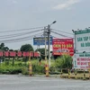 Lối vào khu Công viên thể thao cây xanh quận Hà Đông thành nơi treo biển quảng cáo các khu ăn uống, nhà hàng, sân golf. (Nguồn: Xây Dựng)