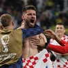 Tiền đạo Croatia Bruno Petkovic (giữa) ăn mừng cùng đồng đội sau khi ghi bàn thắng cân bằng tỷ số 1-1 trong trận tứ kết World Cup 2022 trước đội tuyển Brazil, ngày 9/12/2022. (Ảnh: AFP/TTXVN)