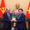 Giám đốc Học viện Chính trị quốc gia Hồ Chí Minh Nguyễn Xuân Thắng tặng quà lưu niệm cho Đại sứ Ấn Độ tại Việt Nam Sandeep Arya. (Ảnh: Văn Điệp/TTXVN)
