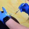 Nhân viên y tế tiêm vaccine phòng COVID-19 cho người dân tại Los Angeles, California (Mỹ). (Ảnh: AFP/TTXVN)