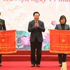 Phó Thủ tướng Thường trực Chính phủ Phạm Bình Minh trao tặng Cờ thi đua của Chính phủ cho hai tập thể đã hoàn thành xuất sắc, toàn diện nhiệm vụ công tác của Bộ Tư pháp. (Nguồn: Bộ Tư pháp)