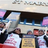 Nhân viên y tế tham gia đình công bên ngoài bệnh viện St Mary ở London (Anh) ngày 15/12/2022. (Ảnh: AFP/TTXVN)