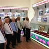 Các đại biểu tham quan khu vực trưng bày những bộ vật phẩm lưu niệm quý và hơn 3.000 hình ảnh do nguyên Chủ tịch nước Nguyễn Minh Triết trao tặng cho Bảo tàng tỉnh Bình Dương lưu giữ, trưng bày. (Ảnh: Chí Tưởng/TTXVN)
