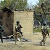 Binh sỹ và cảnh sát tuần tra tại làng Dalori, bang Borno (Nigeria) sau một cuộc tấn công của các tay súng Boko Haram ngày 4/2/2016. (Ảnh: AFP/TTXVN)