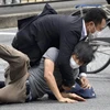 Nghi phạm tấn công cựu Thủ tướng Nhật Bản Abe Shinzo bị lực lượng an ninh bắt giữ tại hiện trường, ngày 8/7/2022. (Ảnh: AFP/TTXVN)
