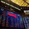 Bảng điện tử hiển thị các chỉ số chứng khoán tại thị trường giao dịch chứng khoán New York (Mỹ) ngày 13/9/2022. (Ảnh: THX/TTXVN)