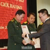 Tổng Biên tập Báo Nhân Dân Lê Quốc Minh trao tặng báo Xuân cho đại diện các đơn vị nhận báo. (Nguồn: Nhân Dân)