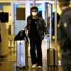 Du khách Trung Quốc đeo khẩu trang phòng COVID-19 rời khỏi sân bay quốc tế Rome–Fiumicino, gần Rome (Italy), ngày 29/12/2022. (Ảnh: AFP/TTXVN)