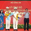 Thượng tướng Lương Tam Quang và lãnh đạo Tỉnh ủy Sóc Trăng trao Quyết định và tặng hoa cho các nhân sự được điều động tại Sóc Trăng. (Ảnh: Trung Hiếu/TTXVN)