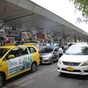 Lượng xe taxi, xe công nghệ hoạt động ra vào sân bay Tân Sơn Nhất rất đông, cần có bãi đậu tạm bên ngoài cho các phương tiện này chờ vào đón khách. (Ảnh: Tiến Lực/TTXVN)