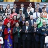 Chủ tịch nước Nguyễn Xuân Phúc với các nhân vật trong chương trình Việc tử tế của Đài Truyền hình Việt Nam trong năm 2022. (Ảnh: Thống Nhất/TTXVN)