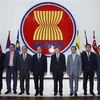 Chủ tịch nước Nguyễn Xuân Phúc với Tổng Thư ký ASEAN Lim Jock Hoi và Đại sứ, Đại biện Phái đoàn các nước ASEAN tại Jakarta (Indonesia) hồi tháng 12 năm ngoái. (Ảnh: Thống Nhất/TTXVN)