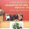 Chủ tịch nước Nguyễn Xuân Phúc và Thủ tướng Phạm Minh Chính trao quyết định bổ nhiệm Phó Thủ tướng Chính phủ cho ông Trần Lưu Quang và ông Trần Hồng Hà. (Ảnh: Dương Giang/TTXVN)