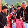 Ông Nguyễn Hòa Bình tặng quà Tết cho các học sinh có hoàn cảnh khó khăn. (Ảnh: Nam Sương/TTXVN)