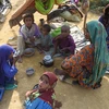 Người dân bị ảnh hưởng bởi ngập lụt sơ tán tới các khu trại tạm ở tỉnh Sindh (Pakistan). (Ảnh: AFP/TTXVN)