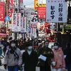 Người dân đeo khẩu trang phòng dịch COVID-19 khi đi trên đường phố tại Osaka (Nhật Bản). (Ảnh: Kyodo/TTXVN)