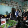 Phó Chủ tịch Quốc hội Nguyễn Đức Hải cũng các lãnh đạo tỉnh Hòa Bình thăm hỏi tặng quà hộ gia đình chính sách, hộ gia đình có hoàn cảnh đặc biệt khó khăn trên địa bàn huyện Đà Bắc. (Ảnh: Trọng Đạt/TTXVN)