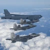 Máy bay ném bom chiến lược B-52H (giữa), chiến đấu cơ F-22 và máy bay vận tải C-17 của Mỹ tham gia cuộc tập trận không quân chung với Hàn Quốc ngày 20/12/2022. Ảnh: AFP/ TTXVN