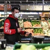 Người tiêu dùng lựa chọn mua hàng tại một siêu thị ở Frankfurt (Đức) ngày 7/4/2022. (Ảnh: THX/TTXVN)