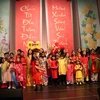 Các em nhỏ con kiều bào Bỉ biểu diễn khai mạc chương trình Xuân Quý Mão. (Ảnh: Hương Giang/Vietnam+)