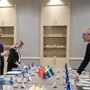 Người phát ngôn Tổng thống Thổ Nhĩ Kỳ Ibrahim Kalin (thứ năm, trái) và Ngoại trưởng Thụy Điển phụ trách các vấn đề đối ngoại Oscar Stenstrom (thứ ba, phải) tại cuộc đàm phán gia nhập NATO của Thụy Điển, ở Ankara ngày 25/5/2022. (Ảnh: AFP/TTXVN)