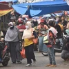 Người dân tại một khu chợ ở Bekasi (Indonesia). (Ảnh: AFP/TTXVN)