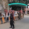 Lực lượng an ninh gác gần hiện trường vụ nổ tại đền thờ ở thành phố Peshawar (Pakistan) ngày 30/1/2023. (Ảnh: AFP/TTXVN)