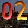 Tấm biển chào đón Thế vận hội mùa Hè 2024 tại cảng Marseille (Pháp). (Ảnh: AFP/TTXVN)