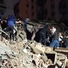 Lực lượng cứu hộ tìm kiếm các nạn nhân dưới đống đổ nát của những tòa nhà bị sập, sau trận động đất tại Diyarbakir, Đông Nam Thổ Nhĩ Kỳ, ngày 6/2/2023. (Ảnh: AFP/TTXVN)