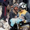 Chuyển thi thể em bé thiệt mạng trong trận động đất tại thị trấn Harim, tỉnh Idlib (Thổ Nhĩ Kỳ), ngày 8/2/2023. (Ảnh: AFP/TTXVN)