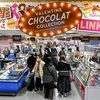 Người dân mua chocolate trước ngày Lễ tình yêu tại một cửa hàng bách hóa ở Osaka (Nhật Bản). (Nguồn: Kyodo/The Japan Times)