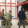Hàng cứu trợ từ các nước được vận chuyển ra khỏi sân bay Adana. (Ảnh: Trường Dụy/TTXVN)