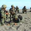Binh sỹ Philippines tham gia tập trận đổ bộ trong khuôn khổ cuộc tập trận chung Balikatan với binh sỹ Mỹ tại tỉnh Antique (Philippines) ngày 11/4/2016. (Ảnh: AFP/TTXVN)
