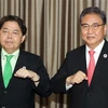 Ngoại trưởng Nhật Bản Yoshimasa Hayashi (trái) và người đồng cấp Hàn Quốc Park Jin trong cuộc gặp bên lề Hội nghị Bộ trưởng Ngoại giao ASEAN lần thứ 55 (AMM-55) tại Phnom Penh (Campuchia), ngày 4/8/2022. (Ảnh: Yonhap/TTXVN)