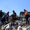 Lực lượng cứu hộ tìm kiếm nạn nhân trong đống đổ nát sau trận động đất tại Hatay, Thổ Nhĩ Kỳ ngày 11/2/2023. Ảnh: THX/TTXVN