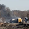Khói bốc lên từ vụ nổ tại hiện trường tàu chở hóa chất trật bánh ở Đông Palestine, bang Ohio (Mỹ) ngày 4/2/2023. (Ảnh: AFP/TTXVN)